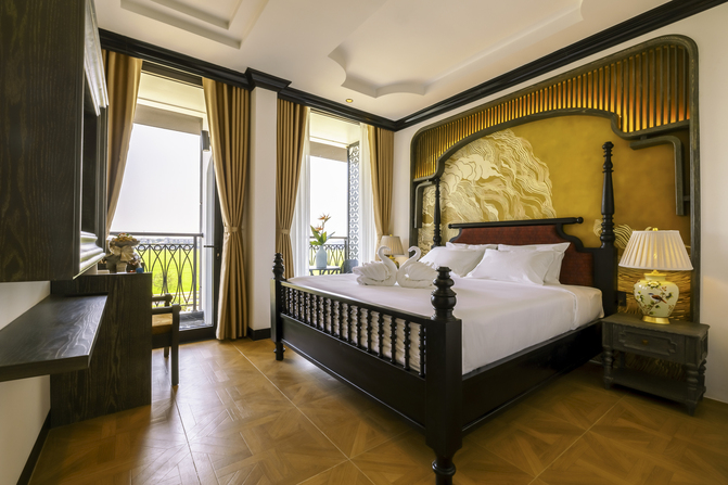 Deluxe Queen Balcony